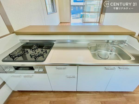 �L�b�`�� ��l�C�̑Ζʎ��V�X�e���L�b�`�����̗p���Ă��܂��I���Ƒ��̃R�~���j�P�[�V���������R�Ƒ�����݌v�ł��B
���q�l�ɂ��ڂ��͂��̂Ŋ������ł��ˁI�L�X�g���ĉ��K�ō�Ƃ��i�݂܂��B