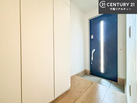 ���� �V���[�Y�{�b�N�X�t���B���ւ��Еt�����|�������₷���ł��I
�X�b�L���������ւŌ˂��J�����u�ԁA�������̂���S�n������Ԃ��o�}���Ă���܂��B