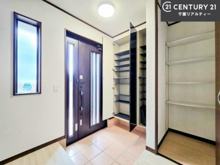 ���� �V���[�Y�{�b�N�X�t���Ȃ̂ŁA���ւ��Еt�����|�������₷���ł��I
�X�b�L���������ւŌ˂��J�����u�ԁA�������̂���S�n������Ԃ��o�}���Ă���܂��B