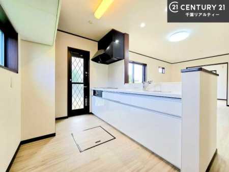 �L�b�`�� ��l�C�̑Ζʎ��V�X�e���L�b�`�����̗p���Ă��܂��I���Ƒ��̃R�~���j�P�[�V���������R�Ƒ�����݌v�ł��B
���q�l�ɂ��ڂ��͂��̂Ŋ������ł��ˁI�L�X�g���ĉ��K�ō�Ƃ��i�݂܂��B