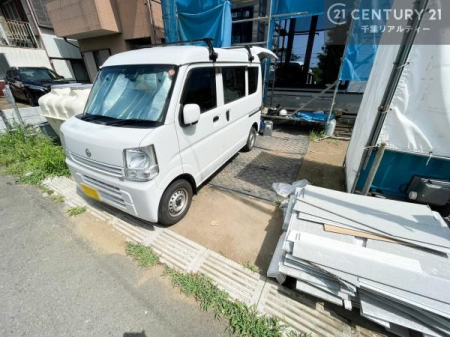 ���ԏ� ���ԃX�y�[�X��2�䕪����܂��I�Z�J���h�J�[�͂������A�o�C�N�⎩�]�ԂȂǂ��u���ꏊ�ɍ���܂���B
