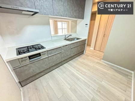�L�b�`�� ��Ƃ肠�钲���X�y�[�X�ō�Ƃ����₷�����K�ȃL�b�`���ł��I
���q�l�ƈꏏ�ɂ��َq������y���߂�L�X�X�y�[�X�ł��B�y�����������ԂɂȂ肻���ł��ˁI