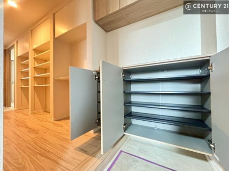 ���� �V���[�Y�{�b�N�X�t���Ȃ̂ŁA���ւ��Еt�����|�������₷���ł��I
�X�b�L���������ւŌ˂��J�����u�ԁA�������̂���S�n������Ԃ��o�}���Ă���܂��B