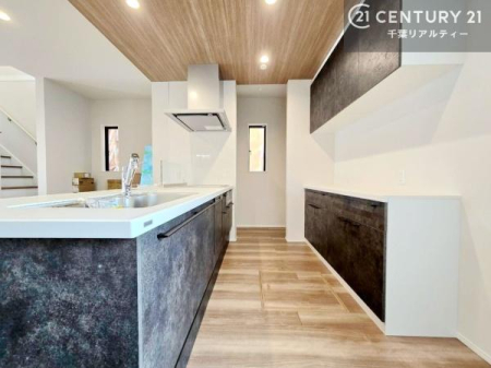 �L�b�`�� ��Ƃ肠�钲���X�y�[�X�ō�Ƃ����₷�����K�ȃL�b�`���ł��I
���q�l�ƈꏏ�ɂ��َq������y���߂�L�X�X�y�[�X�ł��B�y�����������ԂɂȂ肻���ł��ˁI
