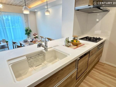 �L�b�`�� �Ζʎ��V�X�e���L�b�`�����̗p���Ă��܂��I���Ƒ��̃R�~���j�P�[�V���������R�Ƒ�����݌v�ł��B
���q�l�ɂ��ڂ��͂��̂Ŋ������ł��ˁI�L�X�g���ĉ��K�ō�Ƃ��i�݂܂��B