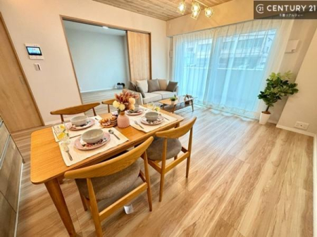 ���r���O �Ƌ��CG�p�[�X�ł��B��؂ȉƑ����W�܂邩�炱��LDK�ɂ͂�����肽���B
�q�����������C�ɏ΂��Ȃ��瑖�����Ă���p�����������u�L���Ƃɂ��ėǂ������v�Ǝv���u�Ԃł��B