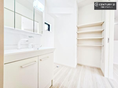 ���ʑ�E���ʏ� ���[�͂ɗD�ꂽ���ʏ��́A�����̐g�x�x��Ǝ������K�ɃT�|�[�g�B�傫�ȋ�����ԂɍL���������������A���������ӂ���Ԃł��B
