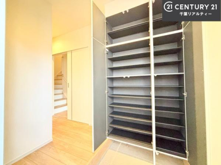 ���� �V���[�Y�{�b�N�X�t���Ȃ̂ŁA���ւ��Еt�����|�������₷���ł��I
�X�b�L���������ւŌ˂��J�����u�ԁA�������̂���S�n������Ԃ��o�}���Ă���܂��B