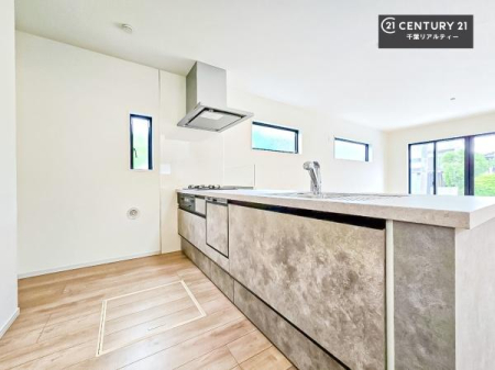 �L�b�`�� ��Ƃ肠�钲���X�y�[�X�ō�Ƃ����₷�����K�ȃL�b�`���ł��I
���q�l�ƈꏏ�ɂ��َq������y���߂�L�X�X�y�[�X�ł��B�y�����������ԂɂȂ肻���ł��ˁI