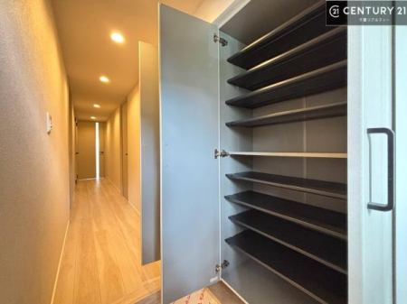 ���� �V���[�Y�{�b�N�X�t���Ȃ̂ŁA���ւ��Еt�����|�������₷���ł��I
�X�b�L���������ւŌ˂��J�����u�ԁA�������̂���S�n������Ԃ��o�}���Ă���܂��B