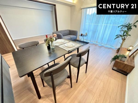 ���r���O ��؂ȉƑ����W�܂邩�炱��LDK�ɂ͂�����肽���B
�q�����������C�ɏ΂��Ȃ��瑖�����Ă���p�����������u�L���Ƃɂ��ėǂ������v�Ǝv���u�Ԃł��B