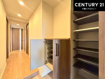 ���� �V���[�Y�{�b�N�X�t���Ȃ̂ŁA���ւ��Еt�����|�������₷���ł��I
�X�b�L���������ւŌ˂��J�����u�ԁA�������̂���S�n������Ԃ��o�}���Ă���܂��B