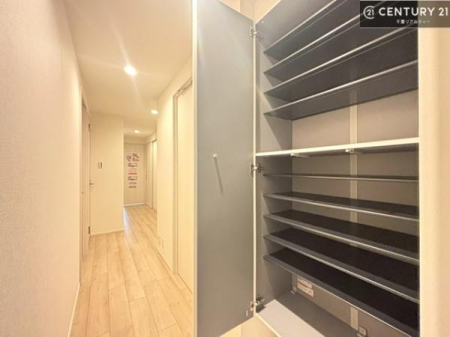 ���� �V���[�Y�{�b�N�X�t���Ȃ̂ŁA���ւ��Еt�����|�������₷���ł��I
�X�b�L���������ւŌ˂��J�����u�ԁA�������̂���S�n������Ԃ��o�}���Ă���܂��B