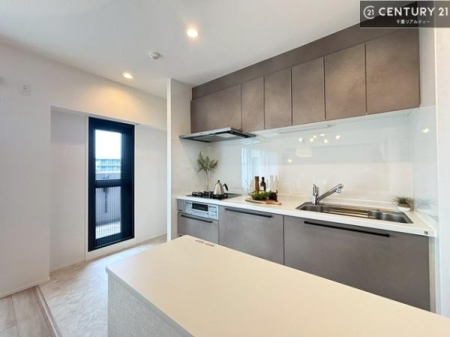 �L�b�`�� ��Ƃ肠�钲���X�y�[�X�ō�Ƃ����₷�����K�ȃL�b�`���ł��I
���q�l�ƈꏏ�ɂ��َq������y���߂�L�X�X�y�[�X�ł��B�y�����������ԂɂȂ肻���ł��ˁI�ꎞ�I�̃S�~�o���ɂ��֗��ȏ��������I