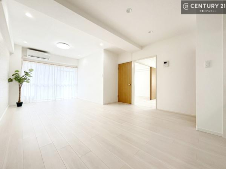 ���r���O ��؂ȉƑ����W�܂邩�炱��LDK�ɂ͂�����肽���B
�q�����������C�ɏ΂��Ȃ��瑖�����Ă���p�����������u�L���Ƃɂ��ėǂ������v�Ǝv���u�Ԃł��B