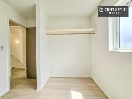 ���[ �L�x�Ȏ��[�X�y�[�X�ŁA�Z��Ԃ�������B
��������}���A��������Ԃ�ۂĂ���[�[���̏Z�܂��ł��B