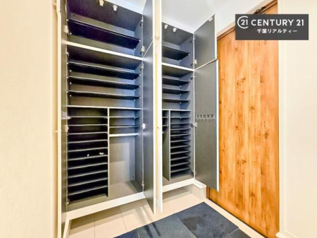 ���� �V���[�Y�{�b�N�X�t���Ȃ̂ŁA���ւ��Еt�����|�������₷���ł��I
�X�b�L���������ւŌ˂��J�����u�ԁA�������̂���S�n������Ԃ��o�}���Ă���܂��B
