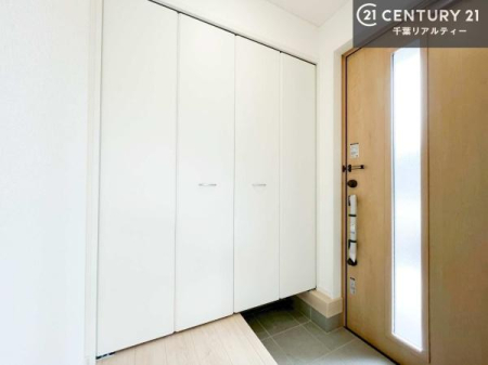 ���� �V���[�Y�{�b�N�X�t���Ȃ̂ŁA���ւ��Еt�����|�������₷���ł��I
�X�b�L���������ւŌ˂��J�����u�ԁA�������̂���S�n������Ԃ��o�}���Ă���܂��B