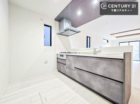 �L�b�`�� ��Ƃ肠�钲���X�y�[�X�ō�Ƃ����₷�����K�ȃL�b�`���ł��I
���q�l�ƈꏏ�ɂ��َq������y���߂�L�X�X�y�[�X�ł��B�y�����������ԂɂȂ肻���ł��ˁI