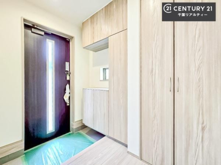 ���� �V���[�Y�{�b�N�X�t���B���ւ��Еt�����|�������₷���ł��I
�X�b�L���������ւŌ˂��J�����u�ԁA�������̂���S�n������Ԃ��o�}���Ă���܂��B