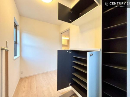 ���� �V���[�Y�{�b�N�X�t���Ȃ̂ŁA���ւ��Еt�����|�������₷���ł��I
�X�b�L���������ւŌ˂��J�����u�ԁA�������̂���S�n������Ԃ��o�}���Ă���܂��B