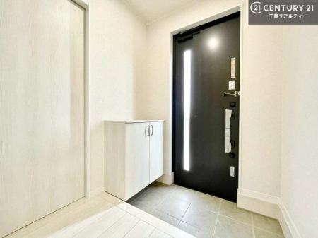 ���� �V���[�Y�{�b�N�X�t���Ȃ̂ŁA���ւ��Еt�����|�������₷���ł��I
�X�b�L���������ւŌ˂��J�����u�ԁA�������̂���S�n������Ԃ��o�}���Ă���܂��B