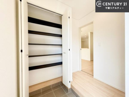 ���� �V���[�Y�{�b�N�X�t���Ȃ̂ŁA���ւ��Еt�����|�������₷���ł��I
�X�b�L���������ւŌ˂��J�����u�ԁA�������̂���S�n������Ԃ��o�}���Ă���܂��B