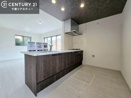 �L�b�`�� ��Ƃ肠�钲���X�y�[�X�ō�Ƃ����₷�����K�ȃL�b�`���ł��I
���q�l�ƈꏏ�ɂ��َq������y���߂�L�X�X�y�[�X�ł��B�y�����������ԂɂȂ肻���ł��ˁI