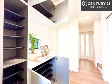 ���� �V���[�Y�{�b�N�X�t���Ȃ̂ŁA���ւ��Еt�����|�������₷���ł��I
�X�b�L���������ւŌ˂��J�����u�ԁA�������̂���S�n������Ԃ��o�}���Ă���܂��B