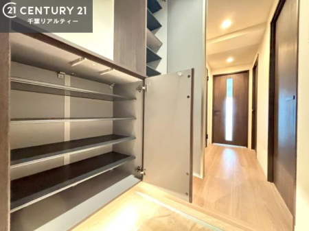 ���[ �V���[�Y�{�b�N�X�t���Ȃ̂ŁA���ւ��Еt�����|�������₷���ł��I
�X�b�L���������ւŌ˂��J�����u�ԁA�������̂���S�n������Ԃ��o�}���Ă���܂��B