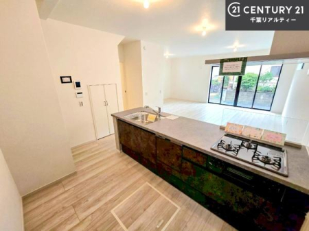 �L�b�`�� ��Ƃ肠�钲���X�y�[�X�ō�Ƃ����₷�����K�ȃL�b�`���ł��I
���q�l�ƈꏏ�ɂ��َq������y���߂�L�X�X�y�[�X�ł��B�y�����������ԂɂȂ肻���ł��ˁI