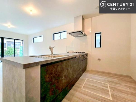 �L�b�`�� ��l�C�̑Ζʎ��V�X�e���L�b�`�����̗p���Ă��܂��I���Ƒ��̃R�~���j�P�[�V���������R�Ƒ�����݌v�ł��B
���q�l�ɂ��ڂ��͂��̂Ŋ������ł��ˁI�L�X�g���ĉ��K�ō�Ƃ��i�݂܂��B
