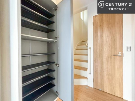 ���� �V���[�Y�{�b�N�X�t���Ȃ̂ŁA���ւ��Еt�����|�������₷���ł��I
�X�b�L���������ւŌ˂��J�����u�ԁA�������̂���S�n������Ԃ��o�}���Ă���܂��B