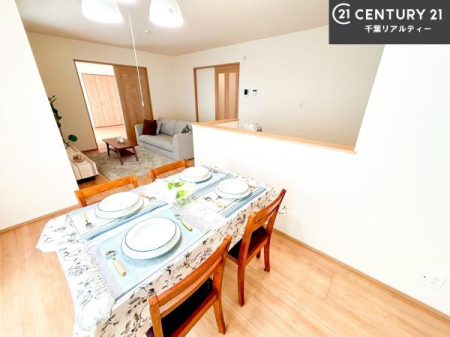 ���r���O ��؂ȉƑ����W�܂邩�炱��LDK�ɂ͂�����肽���B
�q�����������C�ɏ΂��Ȃ��瑖�����Ă���p�����������u�L���Ƃɂ��ėǂ������v�Ǝv���u�Ԃł��B