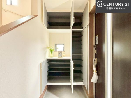 ���� �V���[�Y�{�b�N�X�t���Ȃ̂ŁA���ւ��Еt�����|�������₷���ł��I
�X�b�L���������ւŌ˂��J�����u�ԁA�������̂���S�n������Ԃ��o�}���Ă���܂��B