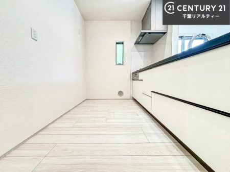 �L�b�`�� ��Ƃ肠�钲���X�y�[�X�ō�Ƃ����₷�����K�ȃL�b�`���ł��I
���q�l�ƈꏏ�ɂ��َq������y���߂�L�X�X�y�[�X�ł��B�y�����������ԂɂȂ肻���ł��ˁI