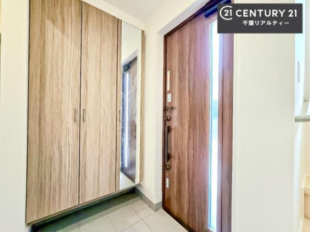 ���� �V���[�Y�{�b�N�X�t���B���ւ��Еt�����|�������₷���ł��I
�X�b�L���������ւŌ˂��J�����u�ԁA�������̂���S�n������Ԃ��o�}���Ă���܂��B