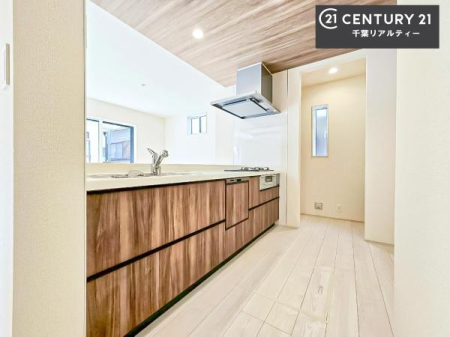 �L�b�`�� ��Ƃ肠�钲���X�y�[�X�ō�Ƃ����₷�����K�ȃL�b�`���ł��I
���q�l�ƈꏏ�ɂ��َq������y���߂�L�X�X�y�[�X�ł��B�y�����������ԂɂȂ肻���ł��ˁI