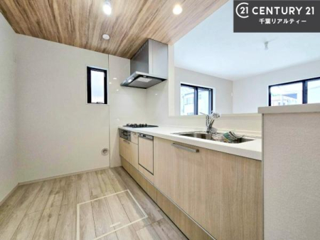 �L�b�`�� ��Ƃ肠�钲���X�y�[�X�ō�Ƃ����₷�����K�ȃL�b�`���ł��I
���q�l�ƈꏏ�ɂ��َq������y���߂�L�X�X�y�[�X�ł��B�y�����������ԂɂȂ肻���ł��ˁI