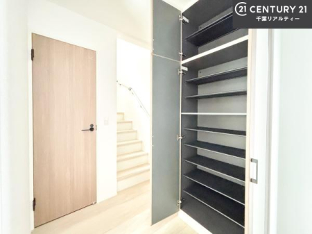 ���� �V���[�Y�{�b�N�X�t���Ȃ̂ŁA���ւ��Еt�����|�������₷���ł��I
�X�b�L���������ւŌ˂��J�����u�ԁA�������̂���S�n������Ԃ��o�}���Ă���܂��B