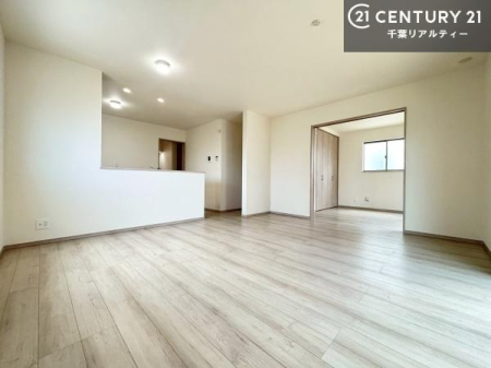 ���r���O ��؂ȉƑ����W�܂邩�炱��LDK�ɂ͂�����肽���B
�q�����������C�ɏ΂��Ȃ��瑖�����Ă���p�����������u�L���Ƃɂ��ėǂ������v�Ǝv���u�Ԃł��B