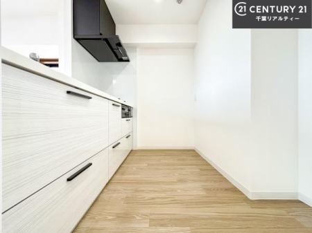 �L�b�`�� ��Ƃ肠�钲���X�y�[�X�ō�Ƃ����₷�����K�ȃL�b�`���ł��I
���q�l�ƈꏏ�ɂ��َq������y���߂�L�X�X�y�[�X�ł��B�y�����������ԂɂȂ肻���ł��ˁI