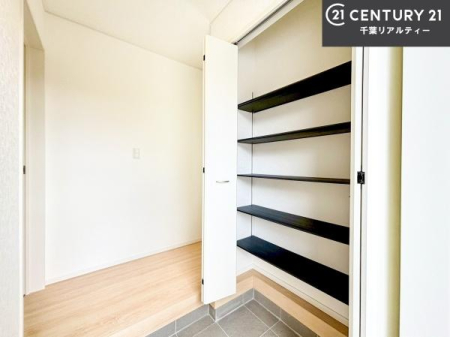 ���� �V���[�Y�{�b�N�X�t���Ȃ̂ŁA���ւ��Еt�����|�������₷���ł��I
�X�b�L���������ւŌ˂��J�����u�ԁA�������̂���S�n������Ԃ��o�}���Ă���܂��B