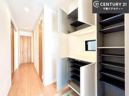 ���� �V���[�Y�{�b�N�X�t���Ȃ̂ŁA���ւ��Еt�����|�������₷���ł��I
�X�b�L���������ւŌ˂��J�����u�ԁA�������̂���S�n������Ԃ��o�}���Ă���܂��B