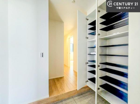 ���� �V���[�Y�{�b�N�X�t���Ȃ̂ŁA���ւ��Еt�����|�������₷���ł��I
�X�b�L���������ւŌ˂��J�����u�ԁA�������̂���S�n������Ԃ��o�}���Ă���܂��B
