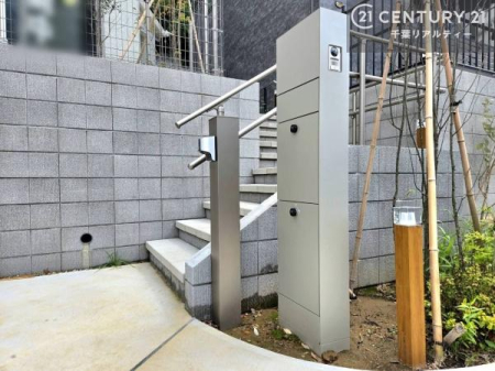 ���̑����n ��z�{�b�N�X���������Ă��邽�߁A�s�ݎ��ł��ו��̎󂯎�肪�\�B
�Ĕz�B�̎�Ԃ��Ȃ��A�Z���������ł��X�g���X�Ȃ����p�ł��܂��B