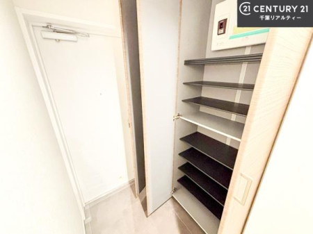���� �V���[�Y�{�b�N�X�t���Ȃ̂ŁA���ւ��Еt�����|�������₷���ł��I
�X�b�L���������ւŌ˂��J�����u�ԁA�������̂���S�n������Ԃ��o�}���Ă���܂��B