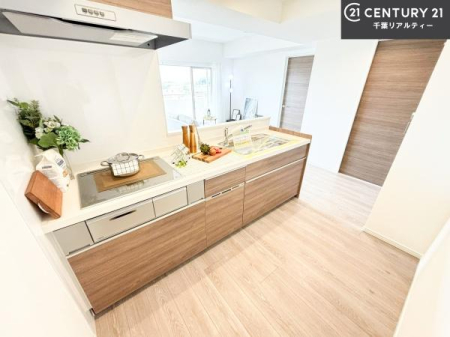 �L�b�`�� ��Ƃ肠�钲���X�y�[�X�ō�Ƃ����₷�����K�ȃL�b�`���ł��I
���q�l�ƈꏏ�ɂ��َq������y���߂�L�X�X�y�[�X�ł��B�y�����������ԂɂȂ肻���ł��ˁI