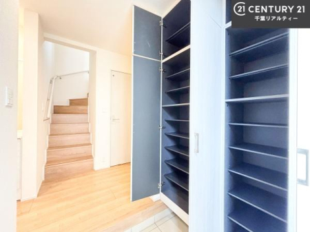 ���� �V���[�Y�{�b�N�X�t���Ȃ̂ŁA���ւ��Еt�����|�������₷���ł��I
�X�b�L���������ւŌ˂��J�����u�ԁA�������̂���S�n������Ԃ��o�}���Ă���܂��B