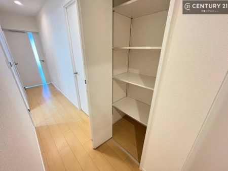 ���� �V���[�Y�{�b�N�X�t���Ȃ̂ŁA���ւ��Еt�����|�������₷���ł��I
�X�b�L���������ւŌ˂��J�����u�ԁA�������̂���S�n������Ԃ��o�}���Ă���܂��B